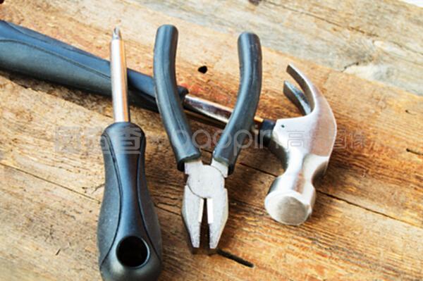 舊木板上的匠心 一套家庭裝修手工工具的靜物美學(xué)